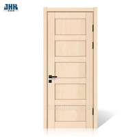 Fünfteilige massive Holztür mit weißer Grundierung
